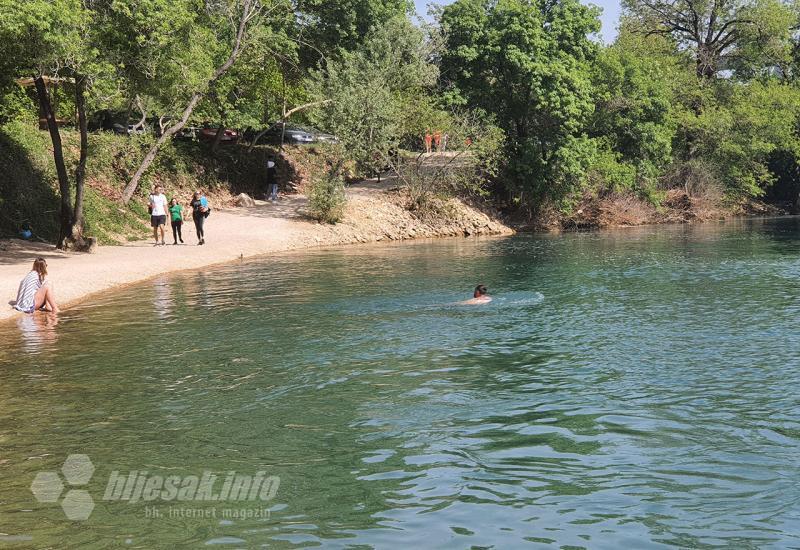 Turisti na vodopadu Kravica - FOTO | Nazire se ljetna sezona u Hercegovini: Hrabri turisti se kupali u Trebižatu