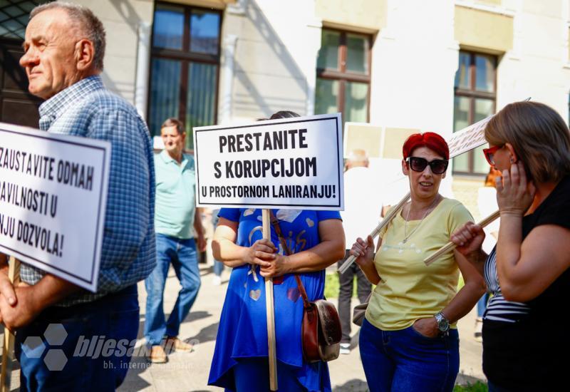 Građani pozivaju nadležne da prestanu s korupcijom - Sjednica u Vijećnici, građani ispred: 