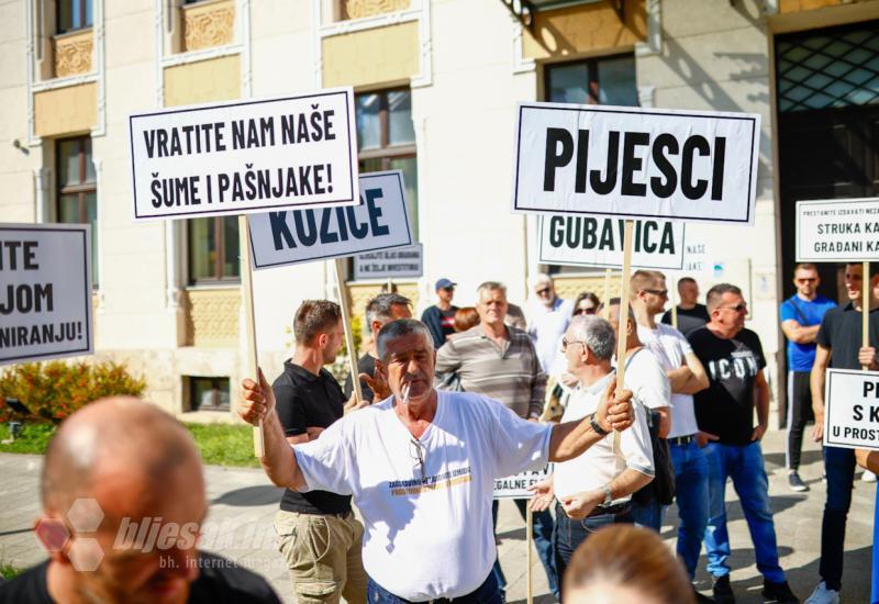 Građanin s transparentima u rukama Pijesci -  i Vratite nam naše šume i pašnjake - Sjednica u Vijećnici, građani ispred: 