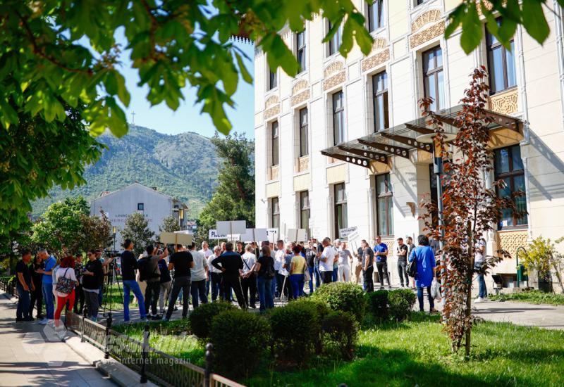 Građani su se okupili ispred Vijećnice Grada Mostara - Sjednica u Vijećnici, građani ispred: 