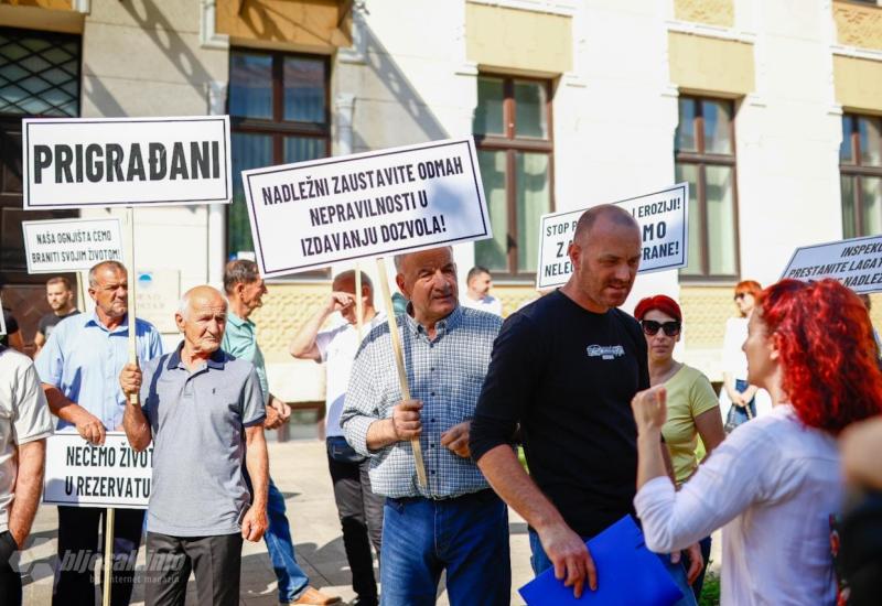 Sjednica u Vijećnici, građani ispred: Tražimo poštivanje zakona i zakonit Prostorni plan