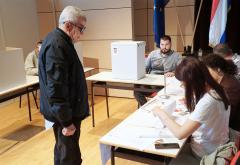 FOTO Glasovanje u Sarajevu za parlamentarne izbore u Hrvatskoj