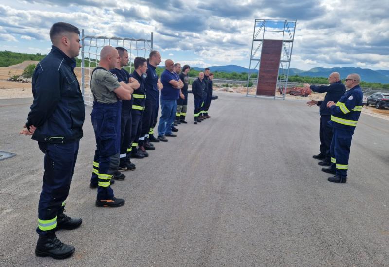 Ispit je položilo ukupno 13 dobrovoljnih vatrogasaca iz šest dobrovoljnih vatrogasnih društava - Hercegovina bogatija za 13 vatrogasaca i jednu vatrogaskinju