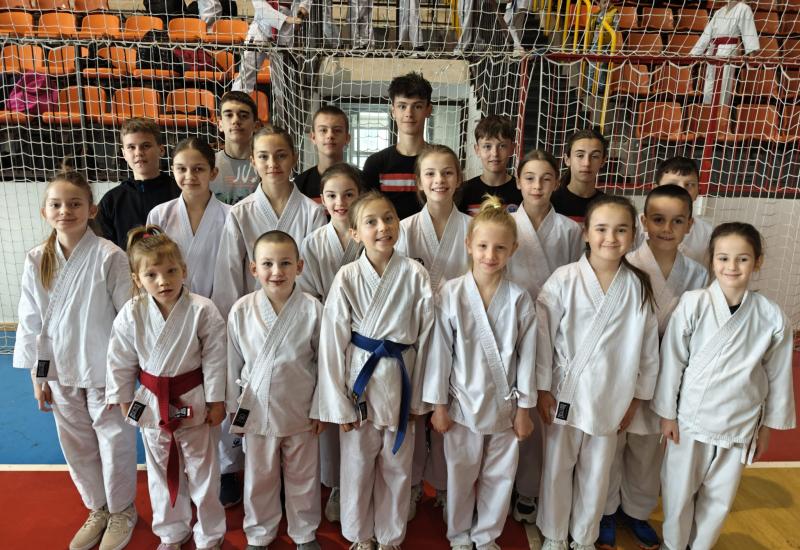 Karate klub Zrinjski se vratio iz Dalmacije s novim medaljama