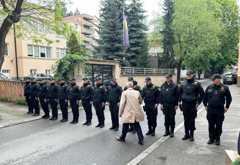 U njihovu čast postrojen policijski vod  - Ministar Isak dočekao Munjića i Selmanovića: U njihovu čast postrojen policijski vod 