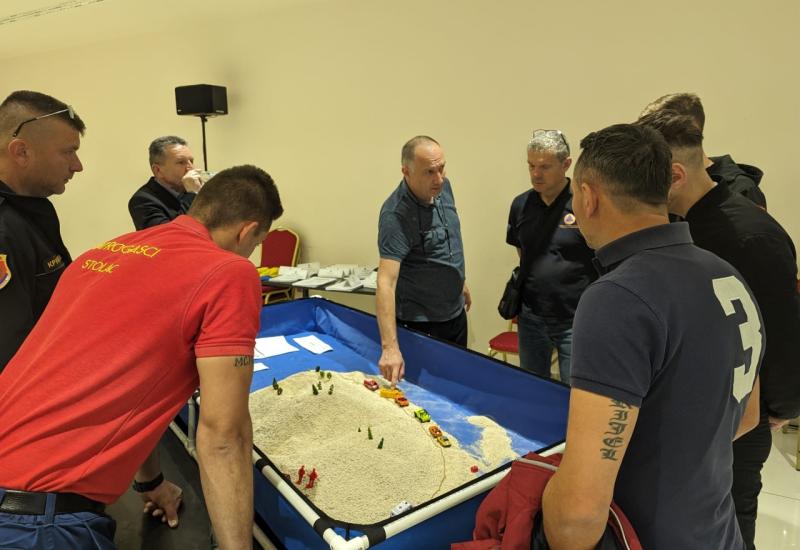 Interaktivni dio treninga obuhvatio je 3D simulacije požara na otvorenom - FOTO | Mostar domaćin obuke: Vatrogasci učili i razmjenjivali iskustva 