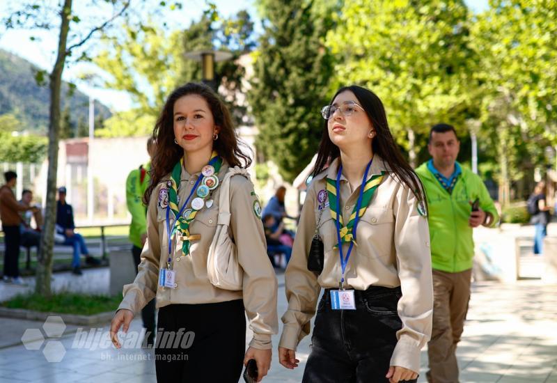 Uniforme ukrašene šarenim maramama zaštitni su znak izviđača - FOTO | Šarene marame preplavile Mostar - Stigli izviđači! 