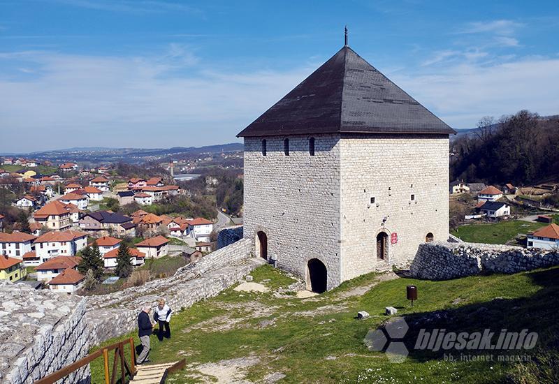 Dizdareva kula - Tešanj, nebeska arabeska ispod labuđih krila od žestac kamena