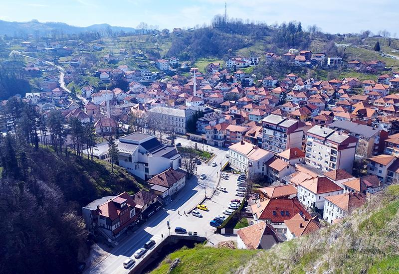 Tešanj, nebeska arabeska ispod labuđih krila od žestac kamena