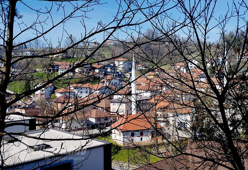 Tešanj, nebeska arabeska ispod labuđih krila od žestac kamena