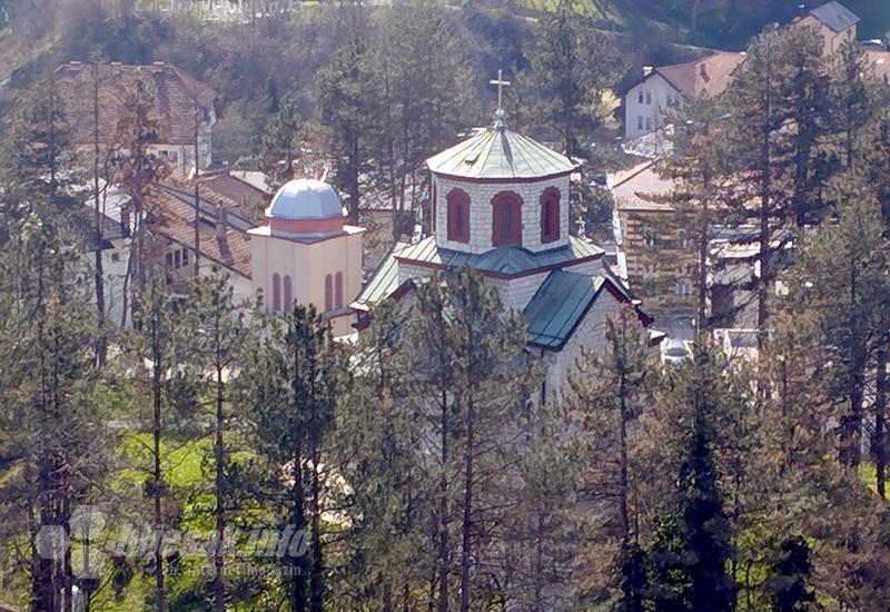 Tešanj, nebeska arabeska ispod labuđih krila od žestac kamena