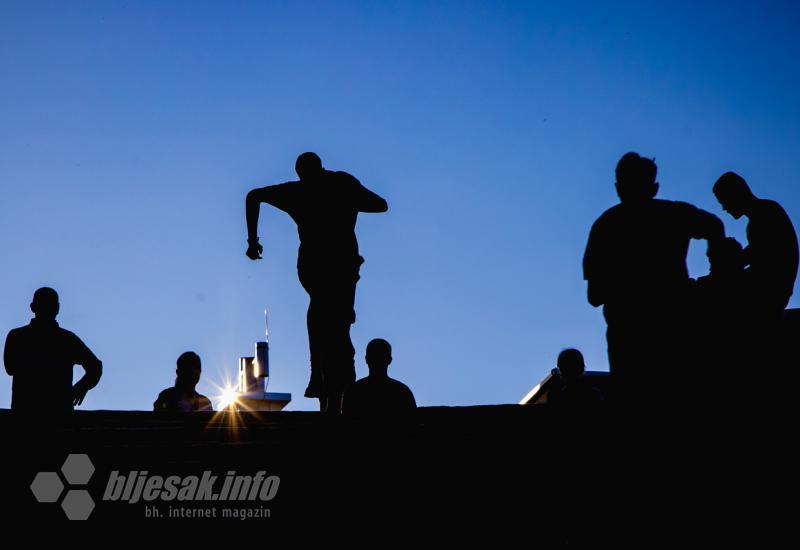 FOTO | Fenomenalna atmosfera - Stotine trkača na kultnim mostarskim stepenicama