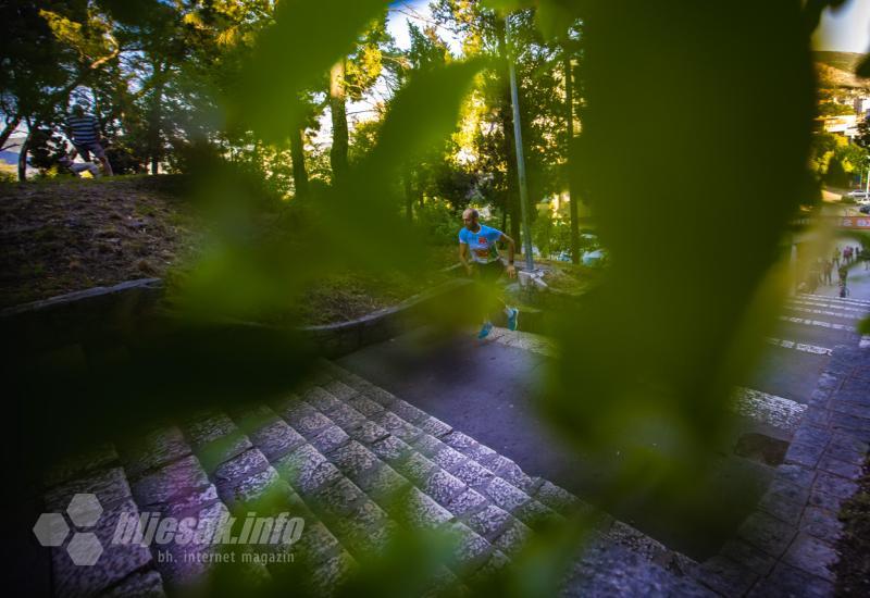 FOTO | Fenomenalna atmosfera - Stotine trkača na kultnim mostarskim stepenicama