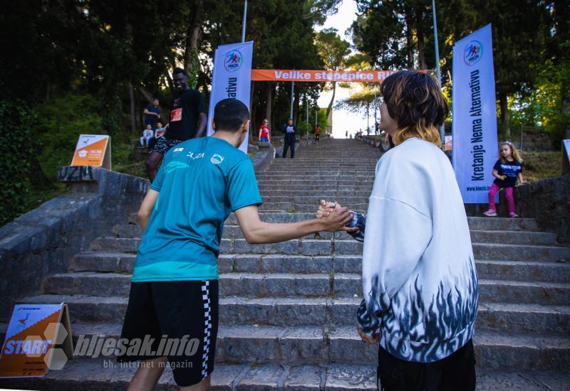 FOTO | Fenomenalna atmosfera - Stotine trkača na kultnim mostarskim stepenicama