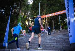 FOTO | Fenomenalna atmosfera - Stotine trkača na kultnim mostarskim stepenicama