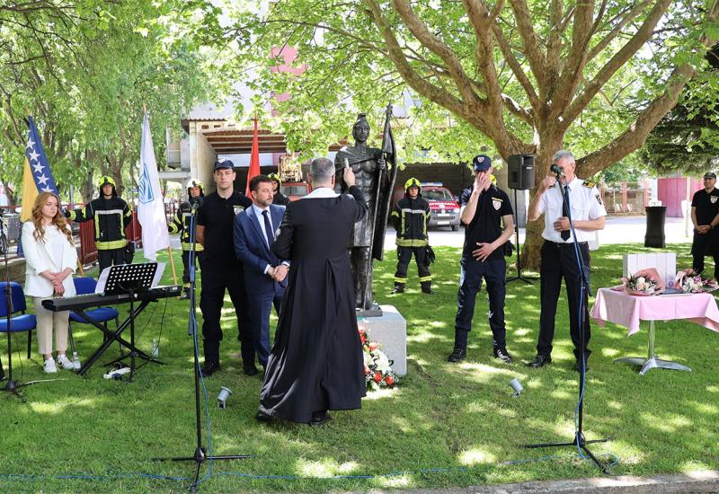 Vatrogasci proslavili svoj dan, otkriven i kip sv. Florijana  - VIDEO Mostar: Vatrogasci proslavili svoj dan, otkriven i kip sv. Florijana 