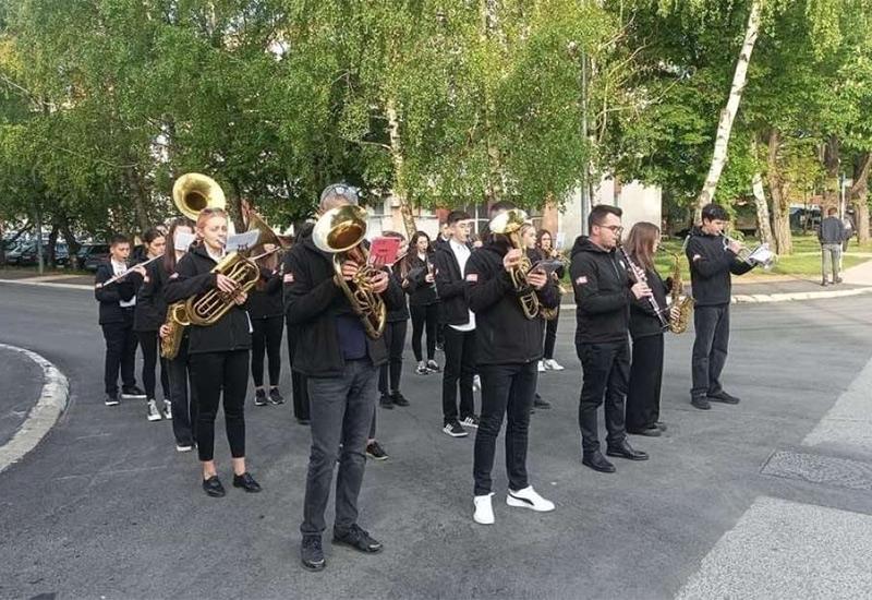 Tradicionalna budnica Gradske limene glazbe HKUD Dinara ulicama Livna