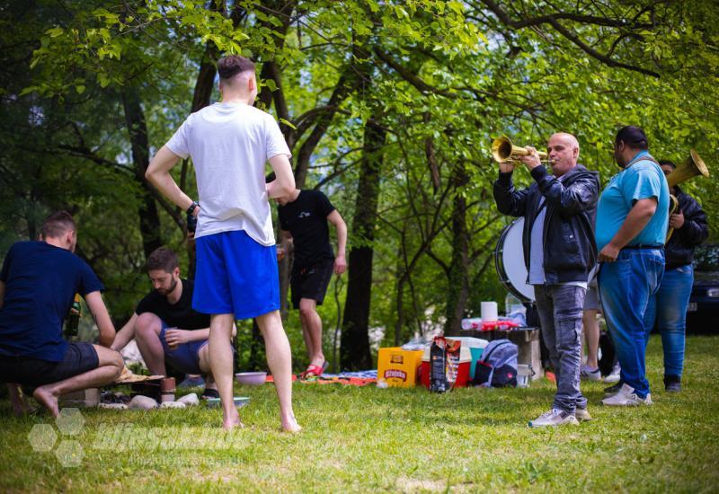 VIDEO | Trubači izletnike na Bunici počastili svirkom 