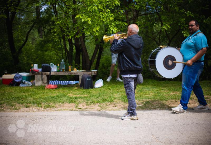 FOTO | Na Bunici neki su se opušteno družili uz roštilj, neki uz janje