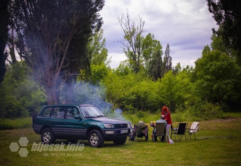 FOTO | Na Bunici neki su se opušteno družili uz roštilj, neki uz janje