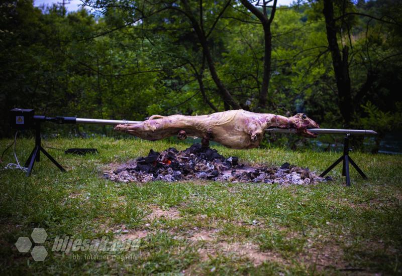 FOTO | Na Bunici neki su se opušteno družili uz roštilj, neki uz janje