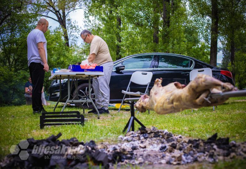 FOTO | Na Bunici neki su se opušteno družili uz roštilj, neki uz janje