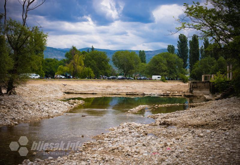 FOTO | Na Bunici neki su se opušteno družili uz roštilj, neki uz janje