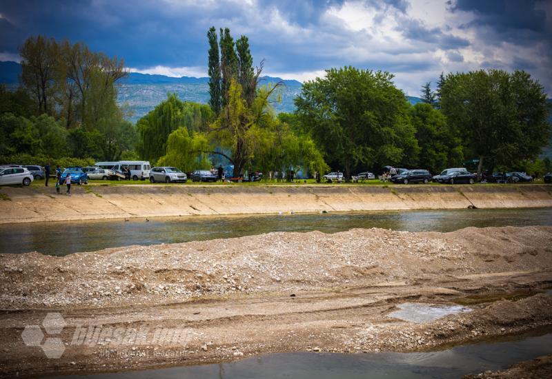 FOTO | Na Bunici neki su se opušteno družili uz roštilj, neki uz janje