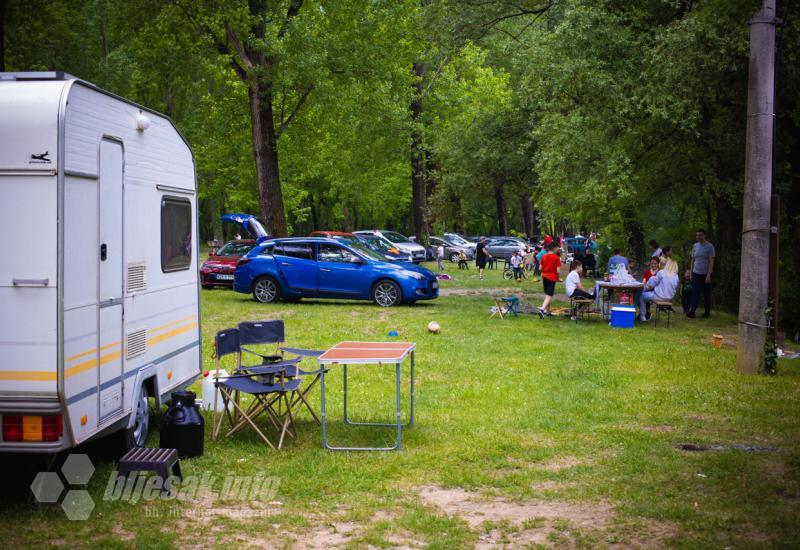 FOTO | Na Bunici neki su se opušteno družili uz roštilj, neki uz janje