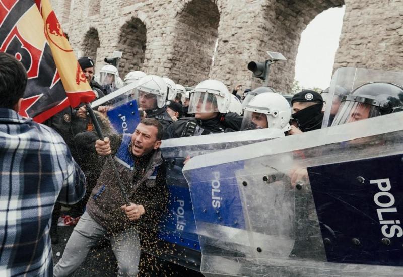 Prosvjed u Istambulu - Neredi za Praznik rada: Turska policija suzavcem na povorku, u Grčkoj prosvjednici tražili veće plaće