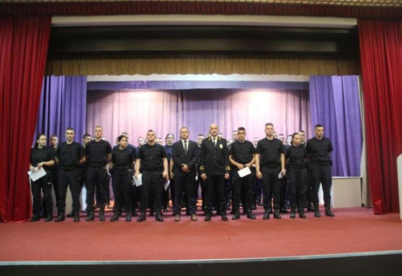 Prisegnulo 55 policijskih službenika MUP-a HBŽ - Prisegnulo 55 policijskih službenika MUP-a HBŽ