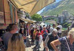 FOTO | Turisti sa svih kontinenata "preplavili" Mostar, očekuje se rekordna sezona