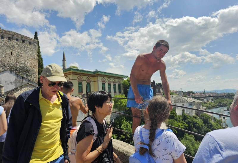 FOTO | Turisti sa svih kontinenata "preplavili" Mostar, očekuje se rekordna sezona