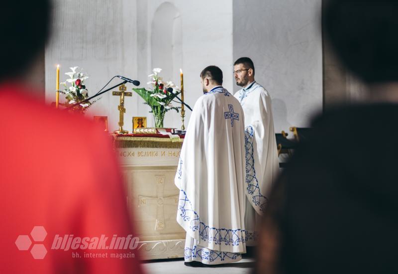 FOTO | Mostar: Pravoslavci nakon 24. godne u Sabornom hramu proslavili Vaskrs