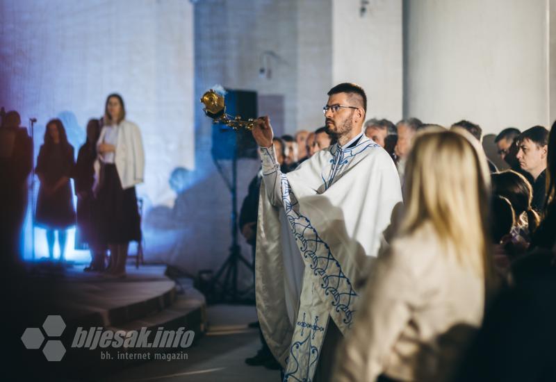 FOTO | Mostar: Pravoslavci nakon 24. godne u Sabornom hramu proslavili Vaskrs