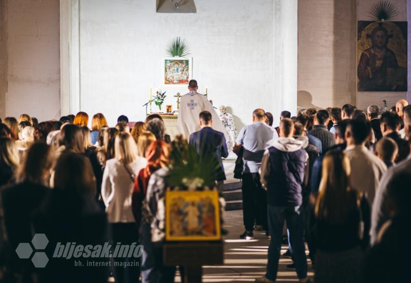 FOTO | Mostar: Pravoslavci nakon 24. godne u Sabornom hramu proslavili Vaskrs