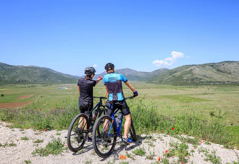 FOTO | Više od stotinu biciklista na Ćiro biciklijadi od Hutova do Ravnog