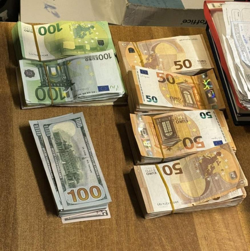 Oduzeti novac - U osobnu prtljagu skrio 50.970 eura i 5.000 američkih dolara 