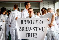 FOTO Liječnici polusatnim štrajkom poručili: Ujednačite prava, pokažite da vam je stalo!