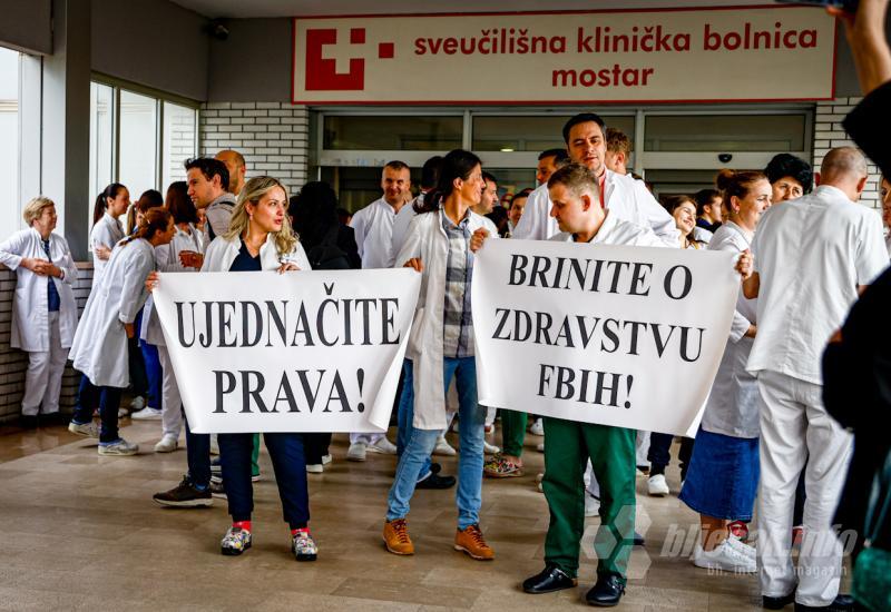 FOTO Liječnici polusatnim štrajkom poručili: Ujednačite prava, pokažite da vam je stalo!