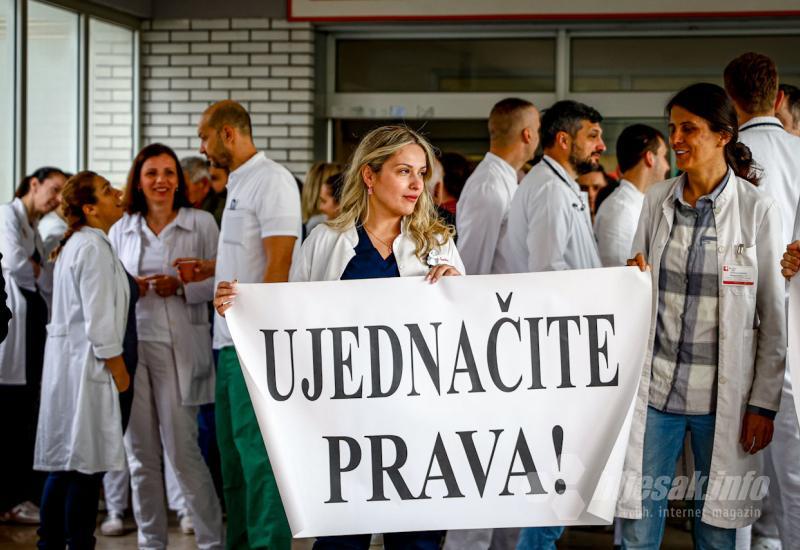 FOTO Liječnici polusatnim štrajkom poručili: Ujednačite prava, pokažite da vam je stalo!