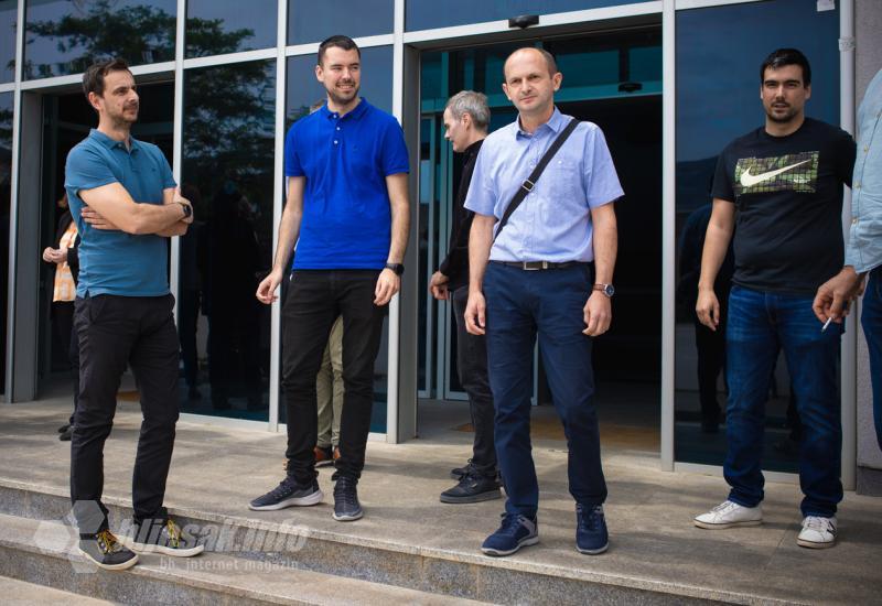 Djelatnici Fakulteta građevinarstva, arhitekture i geodezije Sveučilišta u Mostaru održali su jednosatni štrajk upozorenja  - Jednostani štrajk upozorenja djelatnika: Stigao odgovor Sveučilišta u Mostaru 