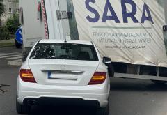 FOTO | Zbog sudara kamiona i Mercedesa prometni kolaps na Aveniji