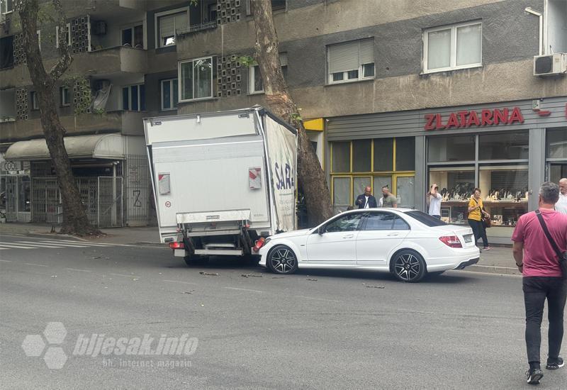 FOTO | Zbog sudara kamiona i Mercedesa prometni kolaps na Aveniji