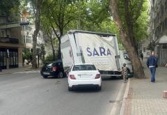 FOTO | Zbog sudara kamiona i Mercedesa prometni kolaps na Aveniji