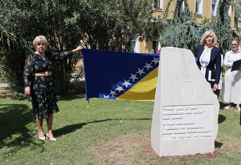 Otkrivanje spomenika u parku bolnice - Mostar: Otkriven spomenik u znak sjećanja na pripadnike Ratne bolnice ARBiH