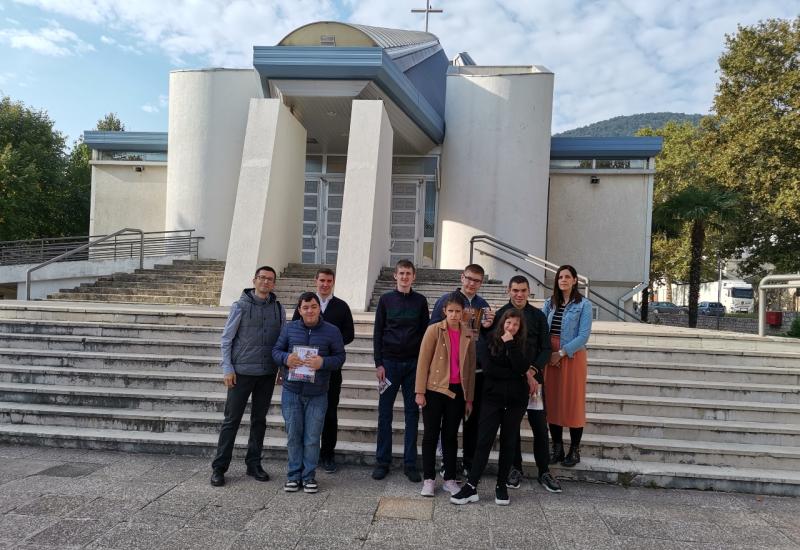 Školarci Srednje turističko-ugostiteljske škole posjetili su Katedralu Mostar - Školarci obišli religiozne objekte Mostara 
