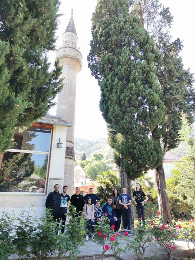 Školarci Srednje turističko-ugostiteljske škole posjetili su džamiju Ali-bega Lafe na pijesku - Školarci obišli religiozne objekte Mostara 