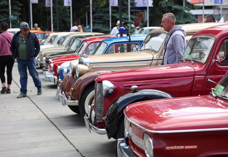 Izložba starih automobila u Sarajevu: Đevad Vereget iz Osijeka dovezao 'tristaća'