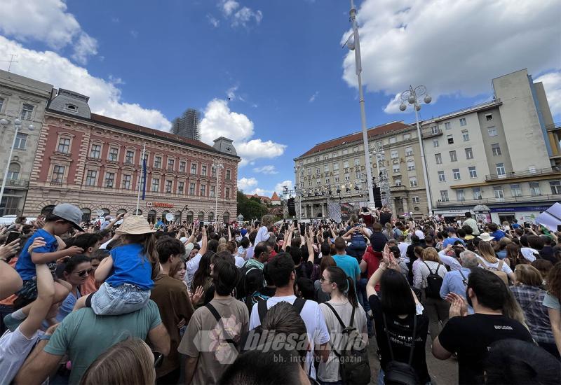 FOTO/VIDEO | Otišli smo na doček Baby Lasagne: Tisuće ljudi pjevalo sada već veliki hit